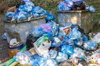 Çöp yığını. Çöp konteynerleri. Atık geri dönüşümü. Çöp kutusu taşmış..