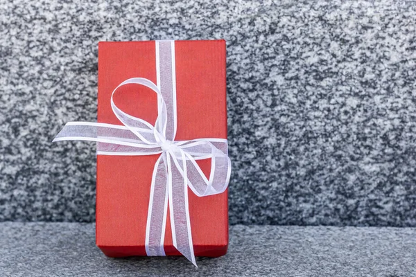 Caixa de presente vermelha com fita branca. Embalagem festiva. — Fotografia de Stock