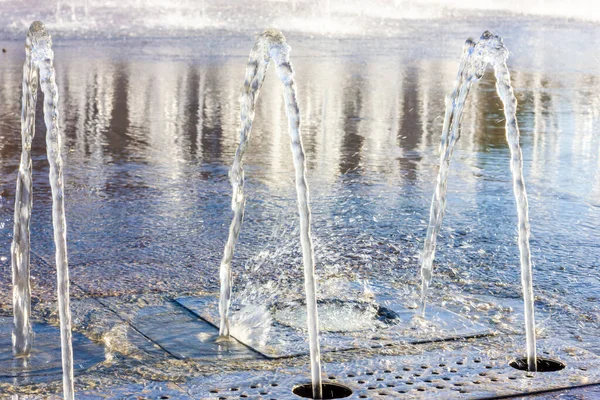 Fontana cittadina. Getti d'acqua nella fontana. Fontana pedonale. — Foto Stock