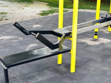 Halka açık bir parkta spor salonunun göğüs presi ekipmanı. Yaratıcı ve ticari kullanım için ideal
