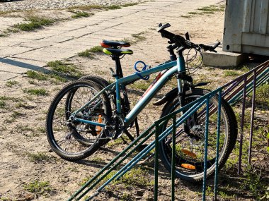 Güneşli bir patikada park etmiş bir bisiklet. Çok çeşitli kullanım alanları için uygun