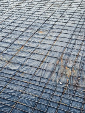 Çelik takviye ızgarası inşaat için beton bir yüzeye yerleştirilmiş. Çok çeşitli kullanım alanları için uygun