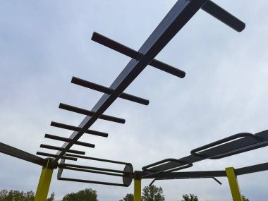 Bulutlu bir arkaplanı olan oyun parkındaki parmaklıklar. Çok çeşitli kullanım alanları için uygun