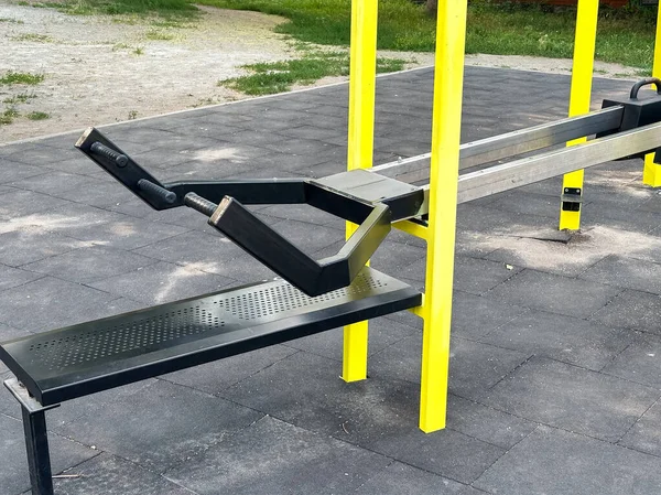 Halka açık bir parkta spor salonunun göğüs presi ekipmanı. Yaratıcı ve ticari kullanım için ideal