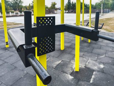 Halk parkında dayanıklılık eğitimi için açık hava spor aletleri. Yaratıcı ve ticari projeler için mükemmel.