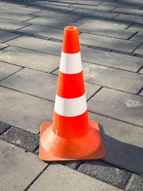 Şehir kaldırımlı bir yolda gün ışığında turuncu trafik konisi. Çeşitli yaratıcı ihtiyaçlar için uygun