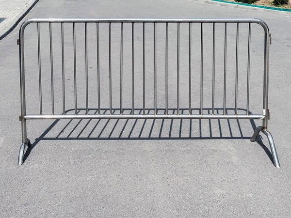 Gündüz vakti boş bir kaldırımda metal barikat. Çeşitli yaratıcı ihtiyaçlar için uygun