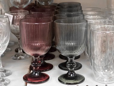 Rafta çeşitli renklerde şarap kadehleri var. Yaratıcı ya da profesyonel projeler için harika