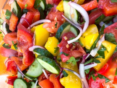 Domatesli, salatalıklı ve biberli taze sebze salatası. Yaratıcı ve ticari projeler için mükemmel.