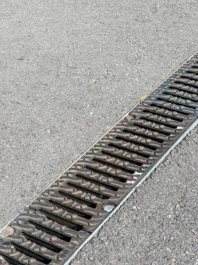 Şehir asfalt yüzeyinde metal akış ızgarası. Çok çeşitli kullanım alanları için uygun