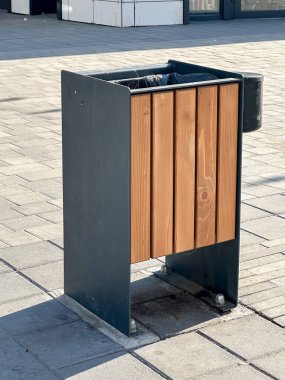 Şehir kaldırımında ahşap panelli modern çöp tenekesi. Yaratıcı ya da profesyonel projeler için harika