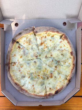 Açık paket servis kutusunda altın hamurlu peynirli pizza. Çeşitli yaratıcı ihtiyaçlar için uygun
