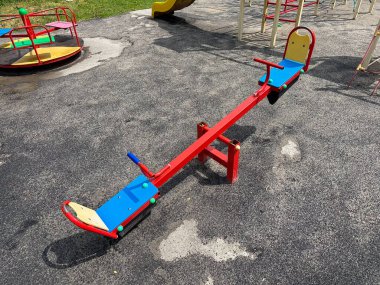 Boş bir tahterevalli açık bir gökyüzünün altındaki oyun parkında. Çok çeşitli kullanım alanları için uygun