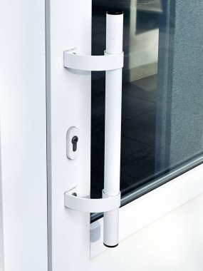 Beyaz kapı kolu ve temiz cam pencere kapısına kilitlen. Yaratıcı ve ticari projeler için mükemmel.