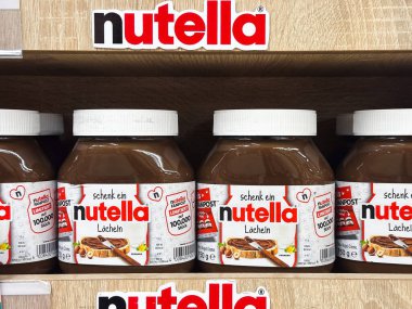 Marketin rafında çikolata sergilenen nutella kavanozları. Yaratıcı ya da profesyonel projeler için harika