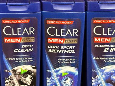 Erkekler için kepek önleyici özellikleri olan şampuan şişeleri. Çok çeşitli kullanım alanları için uygun