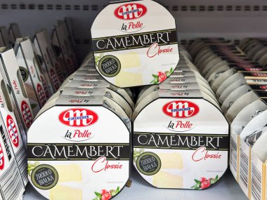 Satılık bir rafa istiflenmiş peynirli Camembert paketleri. Yaratıcı ya da profesyonel projeler için harika