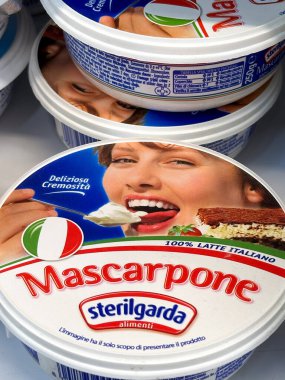 Gülümseyen bir insanın görüntüsü olan maskarpon peyniri paketi. Çoklu amaçlar için çok yönlü resim
