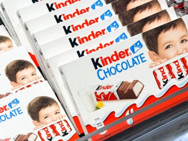 Perakende ambalajında Kinder çikolataları birikmiş. Yaratıcı ya da profesyonel projeler için harika