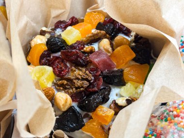 Pastanedeki dekore edilmiş paskalya pastalarının yakın çekimi. Yaratıcı ve ticari kullanım için ideal