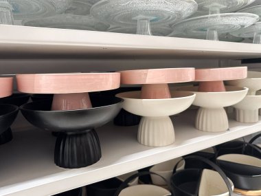 Bir rafta çeşitli renklerde gösterilen zarif pasta. Çoklu amaçlar için çok yönlü resim