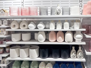 Bir mağazadaki raflarda seramik vazolar ve dekoratif eşyalar sergileniyor. Çoklu amaçlar için çok yönlü resim