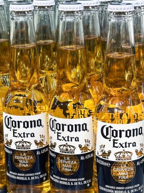 Corona bira şişeleri görünür etiketlerle sergileniyor. Çoklu amaçlar için çok yönlü resim