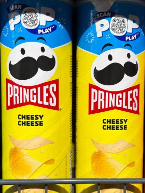 Dükkandaki peynirli Pringles konserveleri. Çok çeşitli kullanım alanları için uygun