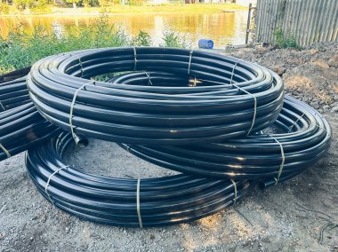 İnşaat alanındaki sarmalanmış plastik borular. Çeşitli yaratıcı ihtiyaçlar için uygun