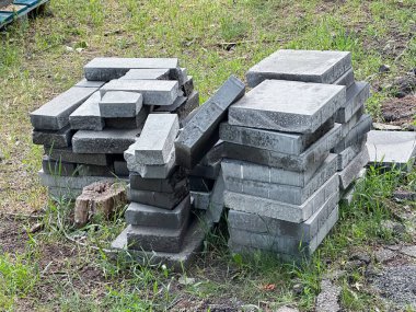 Bir avluda kaldırım taşı yığını. Yaratıcı ve ticari projeler için mükemmel.