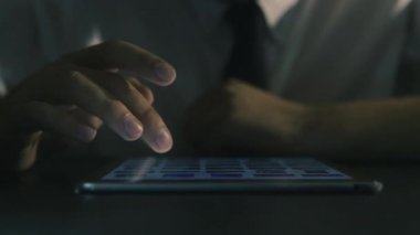 Ofiste tablet kullanan adam. Tablet ile yeşil perde.