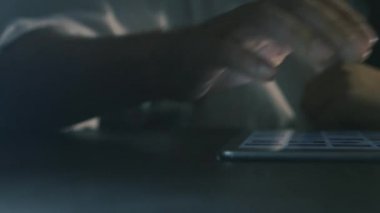 Ofiste tablet kullanan adam. Tablet ile yeşil perde.