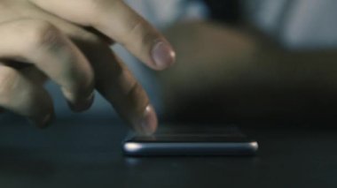 Telefonu kullanan adam. Atış kapatın