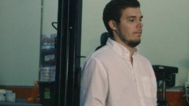 Adam tamir dükkanında notlar aşağı yazma