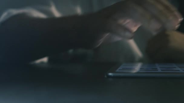 Człowiek za pomocą tabletu w biurze. Tablet z zielonego ekranu. — Wideo stockowe