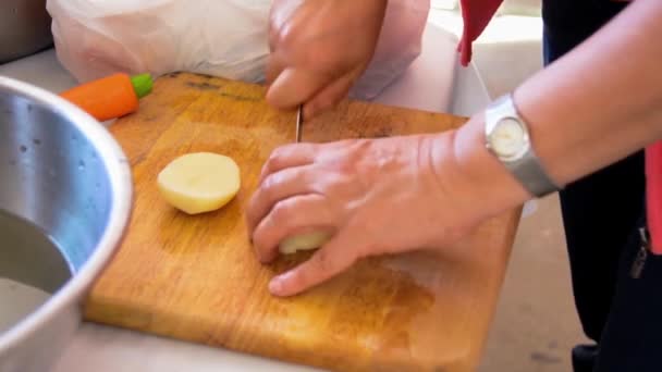 Cocinar en la cocina — Vídeo de stock