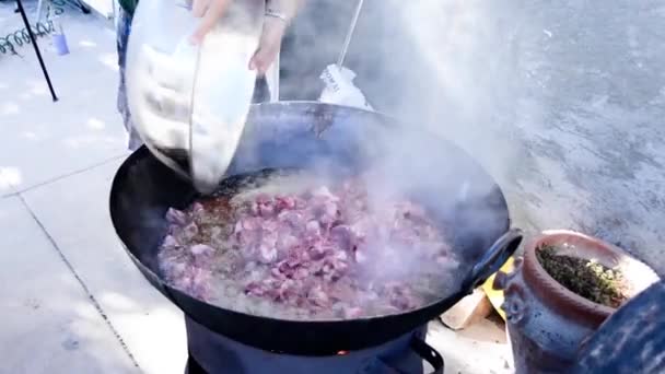 Vaření pilaf — Stock video