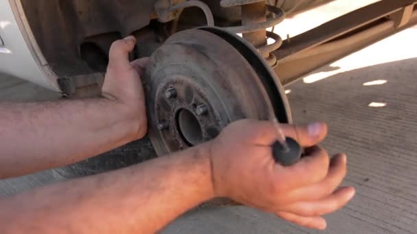 Reparatie auto trommel — Stockvideo