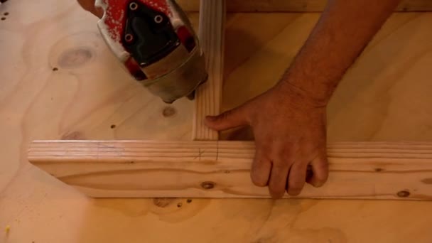 Travailler avec nail gun — Video