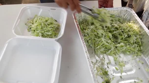 Zet de salade in een box — Stockvideo