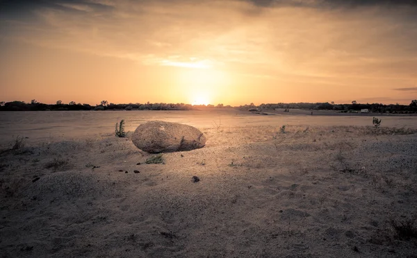 Schöner Sonnenuntergang am Strand Stockfoto