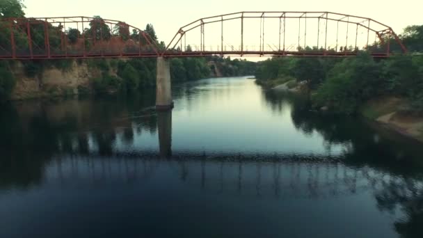 Dron flying on top of the bridge — Stock Video