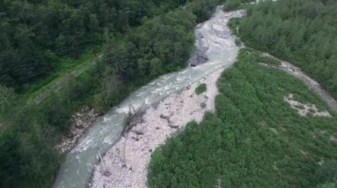 Alaska'da dağ nehir