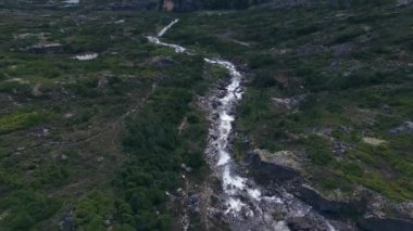 Alaska'da dağ nehir