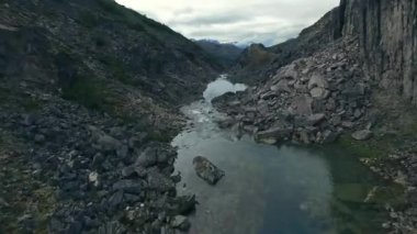 Alaska'da dağ nehir
