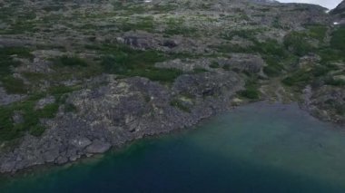 Alaska'da dağ nehir