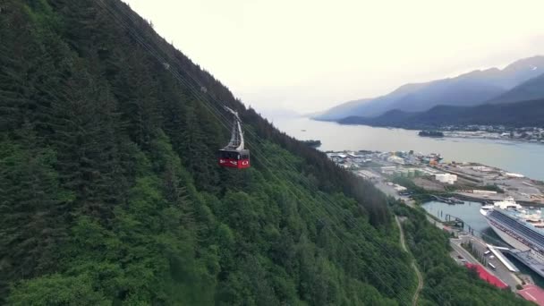 Standseilbahn in alaska, über die Berge — Stockvideo