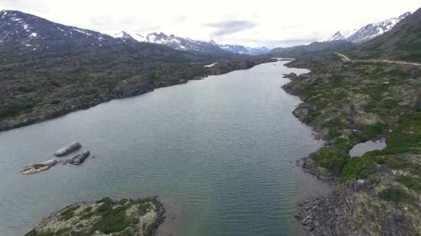 Rio de montanha no Alasca — Vídeo de Stock