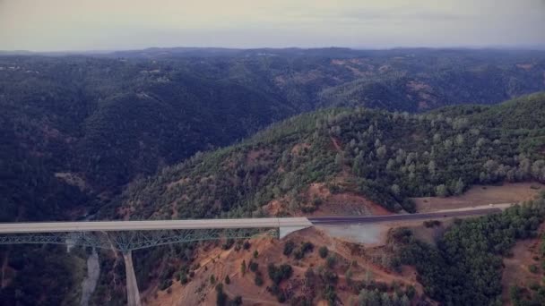 Uma bela vista árida de uma ponte — Vídeo de Stock