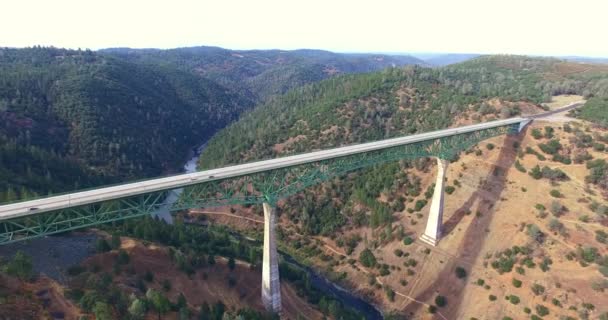 4K Una bella vista ariale di un ponte — Video Stock